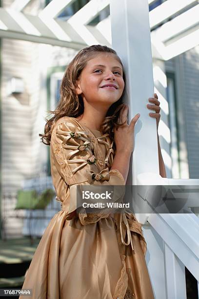 Foto de Menina Sorridente Em Estilo Vintage Vestido No Branco Porch e mais fotos de stock de Adolescentes Meninas