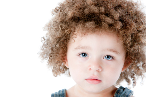 De raza mixta primer plano de niña niño con expresión de una grave photo