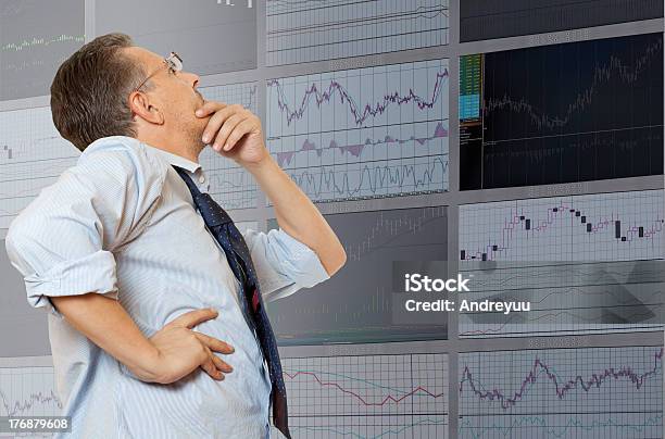 Trader De Stock Foto de stock y más banco de imágenes de 30-39 años - 30-39 años, 40-49 años, Adulto