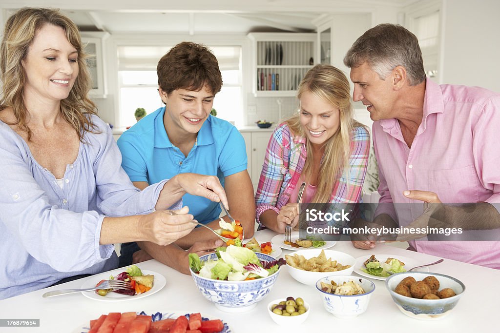 Famille de profiter de repas à domicile - Photo de Adolescent libre de droits