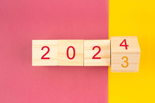 2023年の新年は2024年に変更されます。木製の立方体ブロックをひっくり返します。