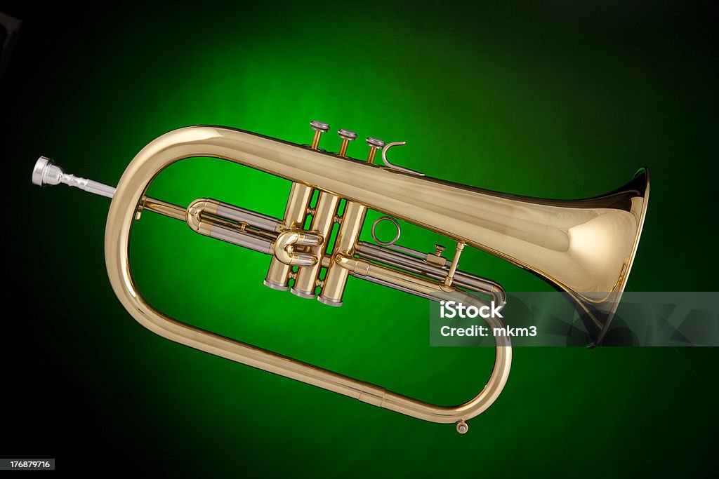 Flugalhorn tromba isolato su verde - Foto stock royalty-free di Arte, Cultura e Spettacolo