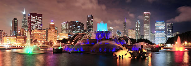 scena di chicago di notte - chicago fountain skyline night foto e immagini stock