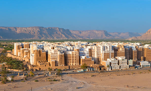 panorama di shibam, hadhramaut provincia, yemen - yemen foto e immagini stock
