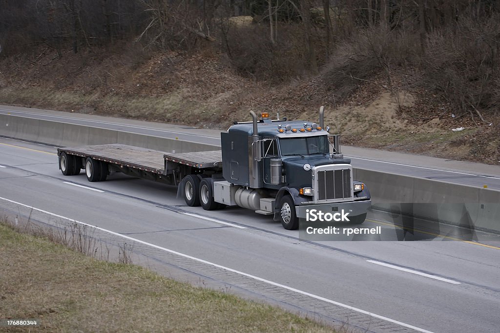 Flachbett-Semi-Truck - Lizenzfrei Lastzug Stock-Foto