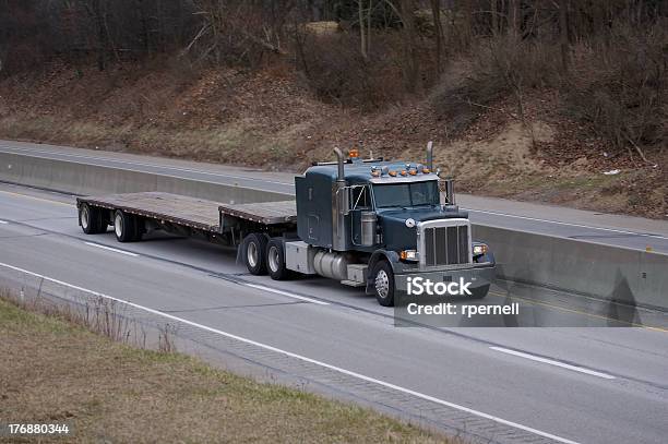 Flachbettsemitruck Stockfoto und mehr Bilder von Lastzug - Lastzug, Taxi, Auslieferungslager