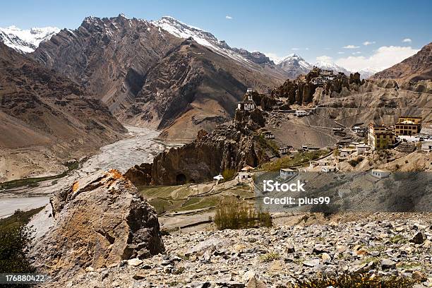 Средняя Долина И Cliff Монастырь — стоковые фотографии и другие картинки Dhankar Monastery - Dhankar Monastery, Азия, Без людей