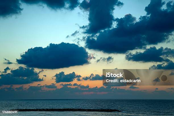 Puesta De Sol Sobre El Mar Foto de stock y más banco de imágenes de Agua - Agua, Aire libre, Amarillo - Color