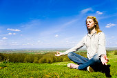 junge-frau-meditieren-in-der-landschaft.jpg?b=1&s=170x170&k=20&c=gs6dQuzoVSMs5NEvqZLtdg-RAZHQRnuYHuF9Ta0Yfag=