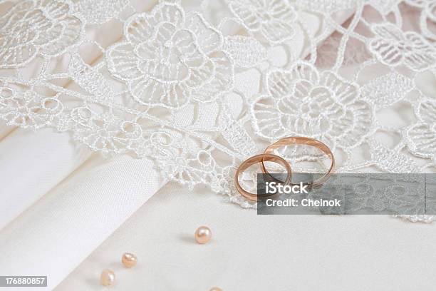 Ślub Tkaniny I Obrączki - zdjęcia stockowe i więcej obrazów Biały - Biały, Biżuteria, Bliskie zbliżenie