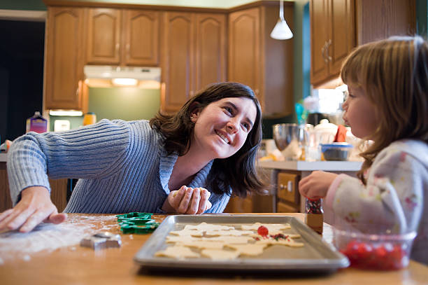 mãe e dois ano velho menina bicarbonato de natal de'cookies' - pastry cutter family holiday child imagens e fotografias de stock