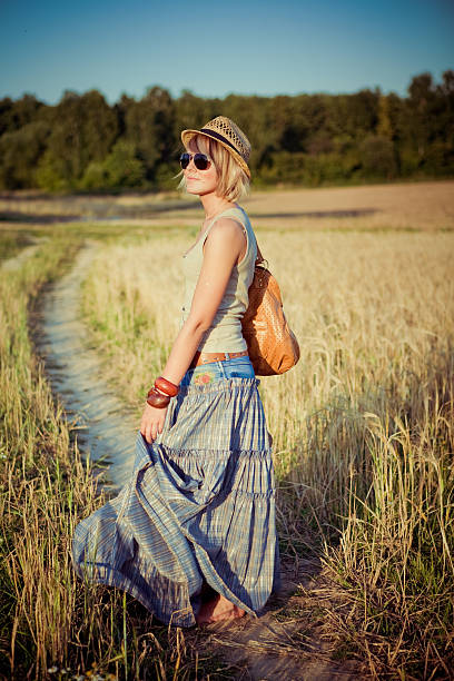 młoda kobieta w podróży - autumn clothing corn crop fashion zdjęcia i obrazy z banku zdjęć