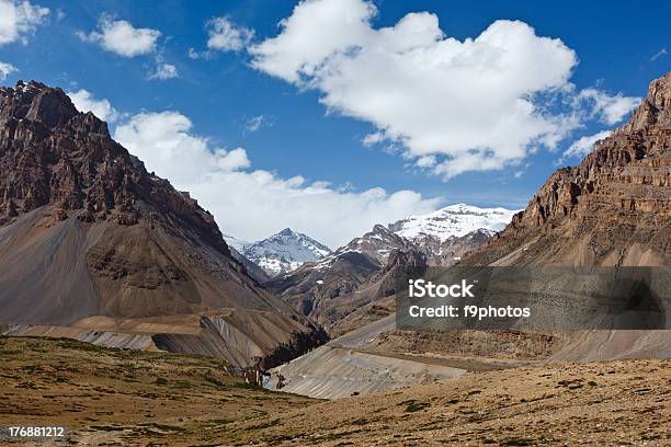 Valley In Himalaya - Fotografie stock e altre immagini di Ambientazione esterna - Ambientazione esterna, Asia, Catena di montagne