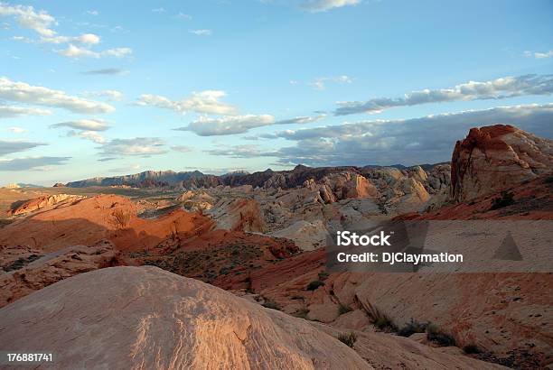 Red Rock Vegas - zdjęcia stockowe i więcej obrazów Bez ludzi - Bez ludzi, Fotografika, Geografia fizyczna