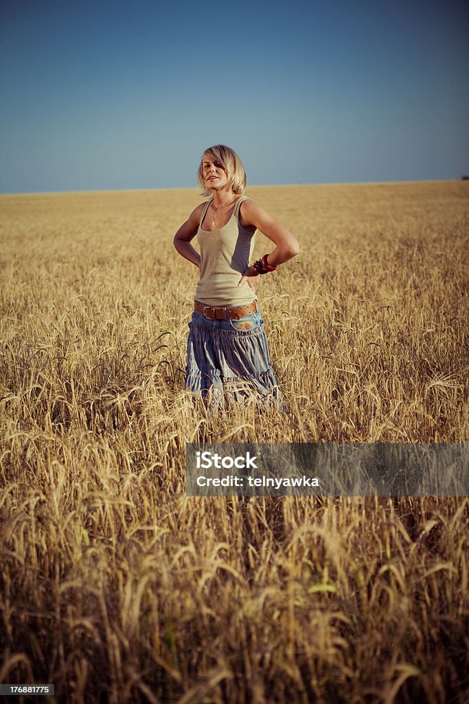 Jovem no campo de trigo - Foto de stock de Adulto royalty-free