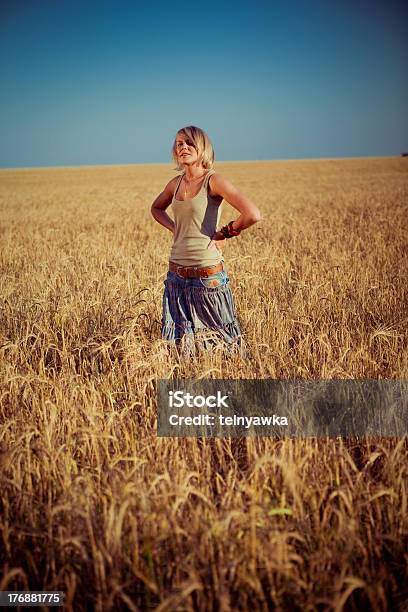 Foto de Jovem No Campo De Trigo e mais fotos de stock de Adulto - Adulto, Amarelo, Beleza