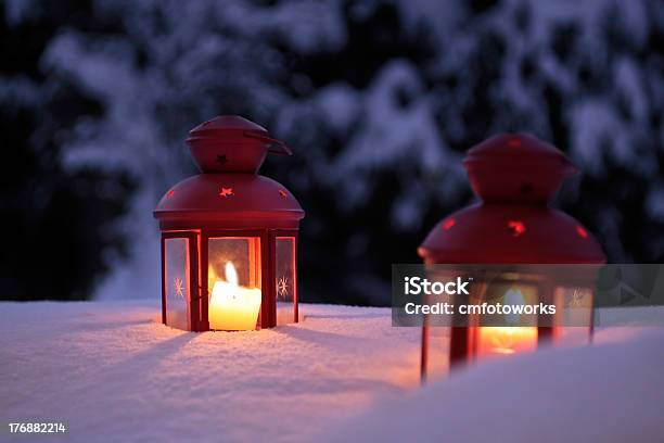 Dwa Palenie Lampionów W Śniegu - zdjęcia stockowe i więcej obrazów Lampion - Lampion, Śnieg, Adwent