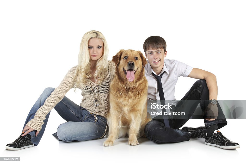 Junge Familie mit Hund auf dem Boden sitzen - Lizenzfrei Attraktive Frau Stock-Foto