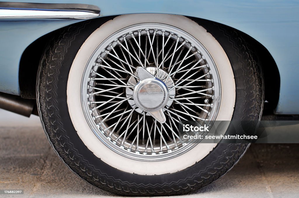 Rueda de coche deportivo - Foto de stock de Coche de época libre de derechos