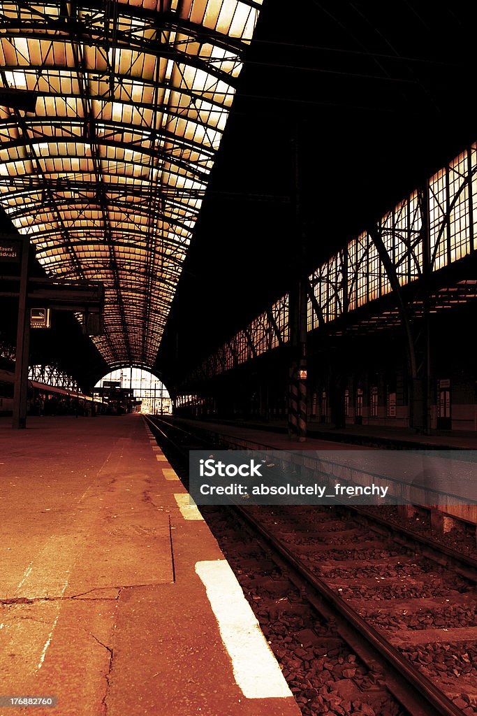 Stazione ferroviaria di tonalità - Foto stock royalty-free di Abbandonato