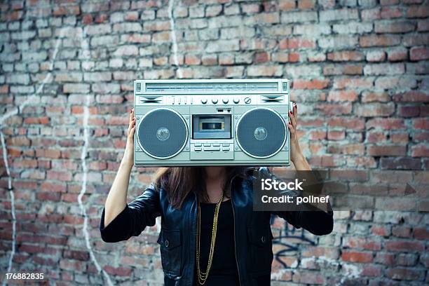 Foto de Mulher Com Cabeça Ghetto Blaster e mais fotos de stock de estério portátil - estério portátil, Segurar, Mulheres