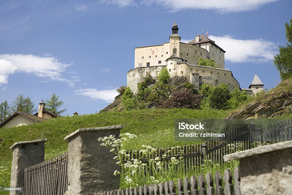 Castello di Tarasp - Foto stock royalty-free di Castello