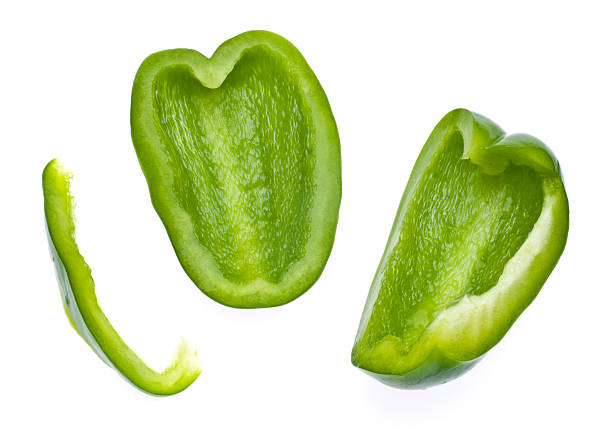 pimiento verde fresco rebanadas - chopped green bell pepper pepper bell pepper fotografías e imágenes de stock