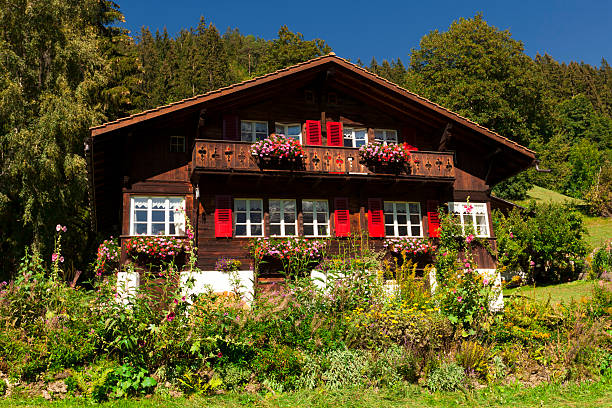 hermosa casa de madera chalet - shack european alps switzerland cabin fotografías e imágenes de stock