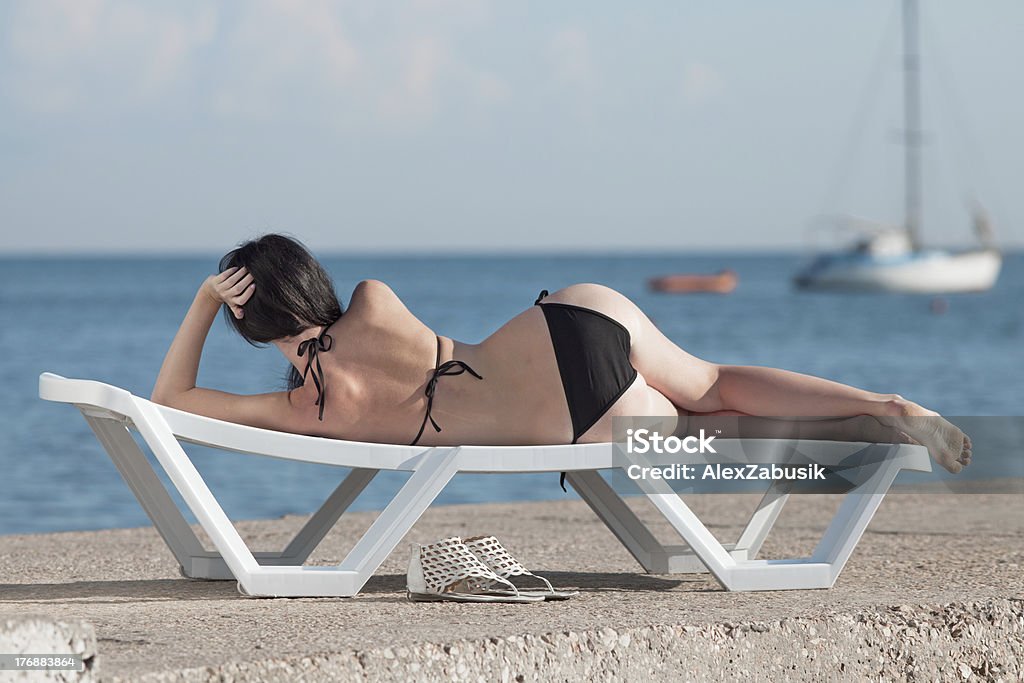 Séduisante brunette sur la plage - Photo de Jeunes filles libre de droits