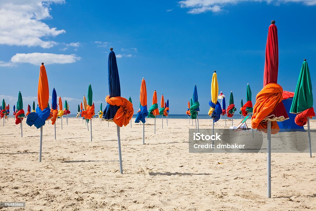 Coloré Parasols sur Deauville Beach, Normandie, France, Europe - Photo de Deauville libre de droits