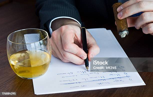 Hand Und Stift Schreiben Wishky Stockfoto und mehr Bilder von Alkoholisches Getränk - Alkoholisches Getränk, Dokument, Erwachsene Person