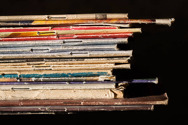 pila di libri di spessore - book dust old retro revival foto e immagini stock