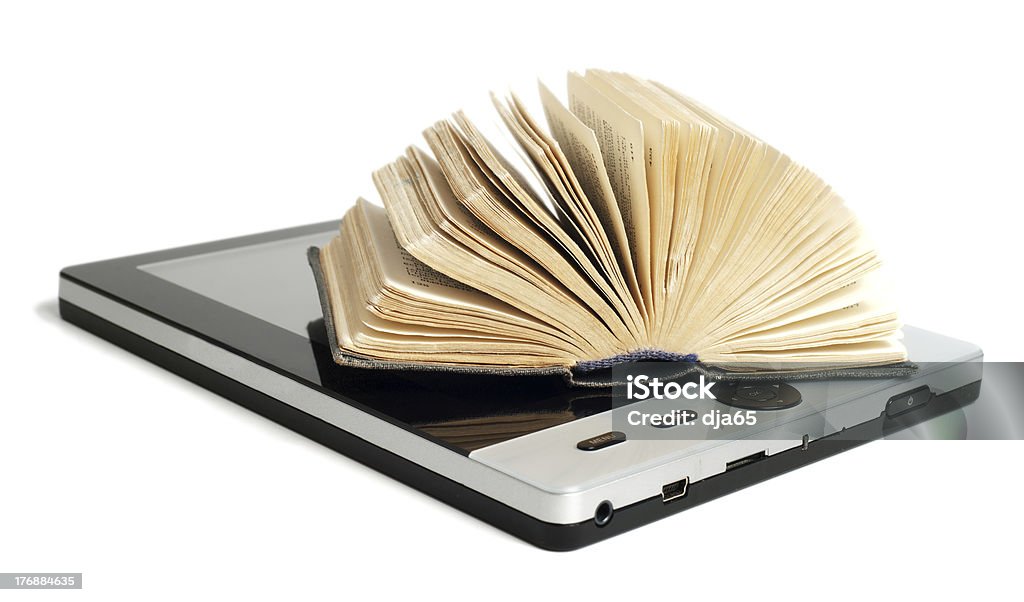 Livro antigo com o novo e-reader - Foto de stock de Aberto royalty-free