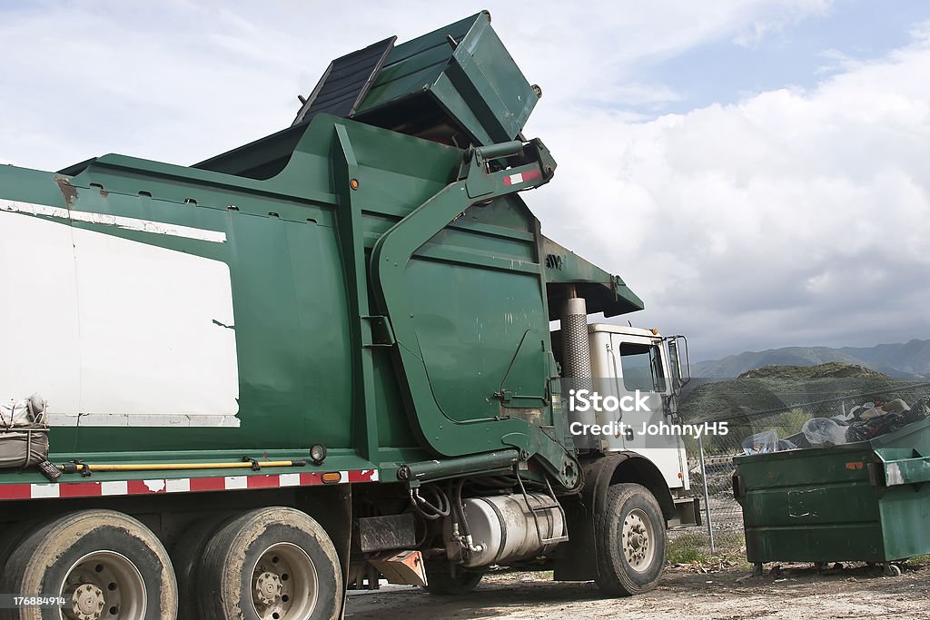 Poner verde Dumpster de recolección - Foto de stock de Basura industrial libre de derechos