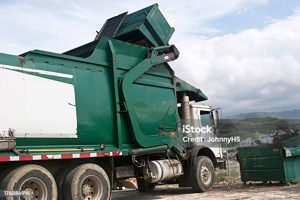 Poner Verde Dumpster De Recolección Foto de stock y más banco de imágenes de Basura industrial - Basura industrial, Camión de la basura, Negocio