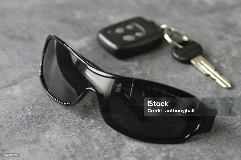 Gafas de sol y las llaves del automóvil - Foto de stock de A la moda libre de derechos