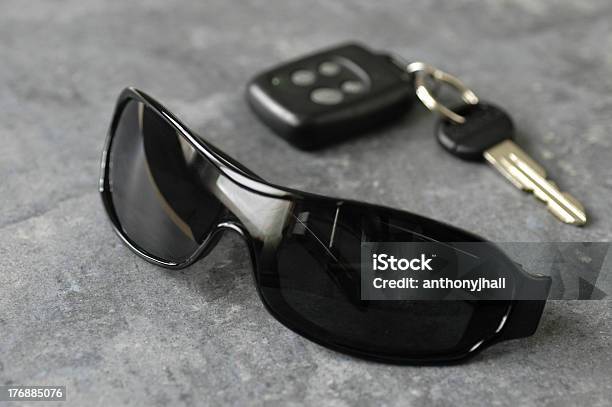 Gafas De Sol Y Las Llaves Del Automóvil Foto de stock y más banco de imágenes de A la moda - A la moda, Accesorio para ojos, Aislado