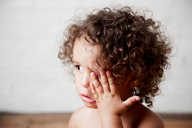 chica de raza mixta niño frotarse los ojos y llanto - frotarse los ojos fotografías e imágenes de stock