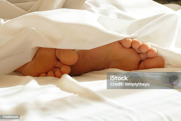 Füße In Betten Stockfoto und mehr Bilder von Barfuß - Barfuß, Baumwolle, Bett