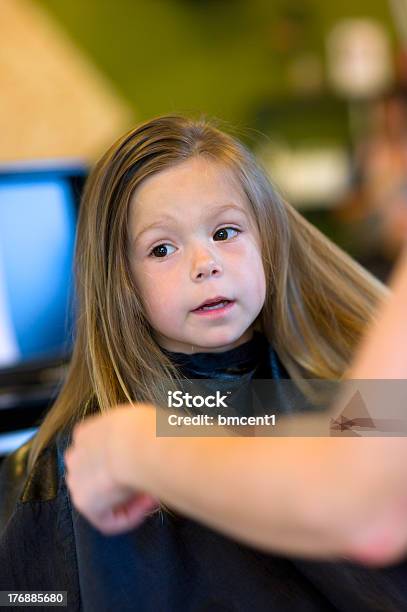Rapariga No Salão Depois De Cortados Estilo - Fotografias de stock e mais imagens de 4-5 Anos - 4-5 Anos, Avental, Cabeleireiro
