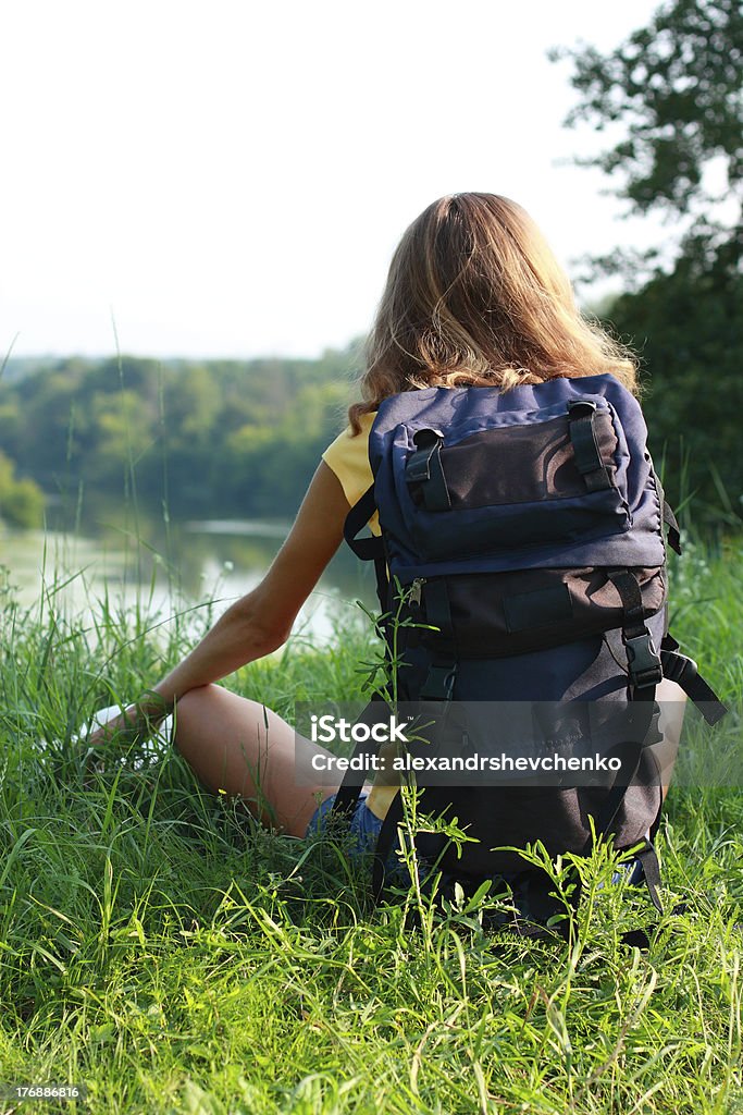 Entspannen Sie sich, Frau Reisenden sitzt auf dem Rasen - Lizenzfrei Abenteuer Stock-Foto