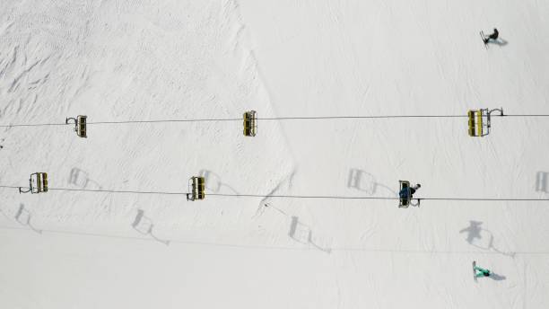 veduta aerea della stazione sciistica di livigno in lombardia, italia. seggiovie, skilift, cabinovie in movimento. vista dall'alto - ski lift overhead cable car gondola mountain foto e immagini stock