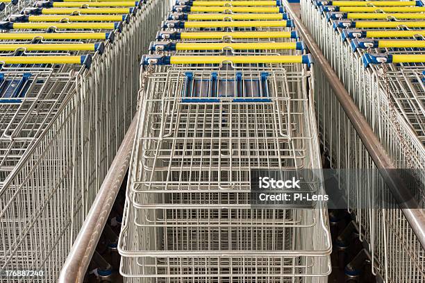 Linhas De Linhas De Carrinhos De Compras - Fotografias de stock e mais imagens de Amarelo - Amarelo, Azul, Aço