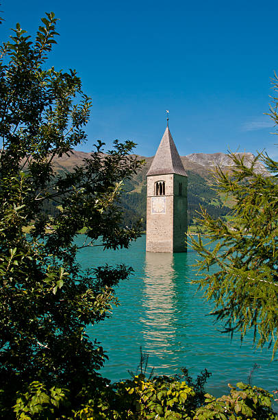 resia lake (alto adige, itália)-torre submerso - north tirol - fotografias e filmes do acervo