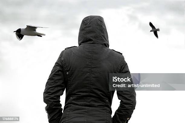 Foto de Dias De Vento No Mar e mais fotos de stock de Nuca - Nuca, Tempestade, Mulheres