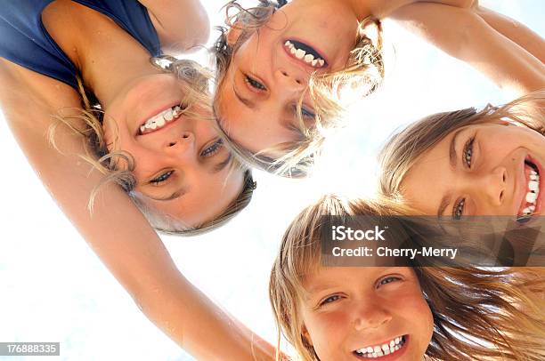 Feliz Sonriendo Al Aire Libre Para Niños Foto de stock y más banco de imágenes de Grupo de personas - Grupo de personas, Niño, Abrazar