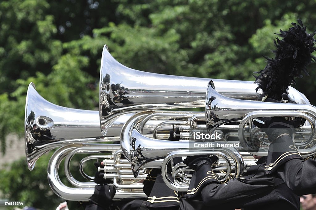 Marchando y tocando Tubas Baritones en desfile - Foto de stock de Banda de marcha libre de derechos