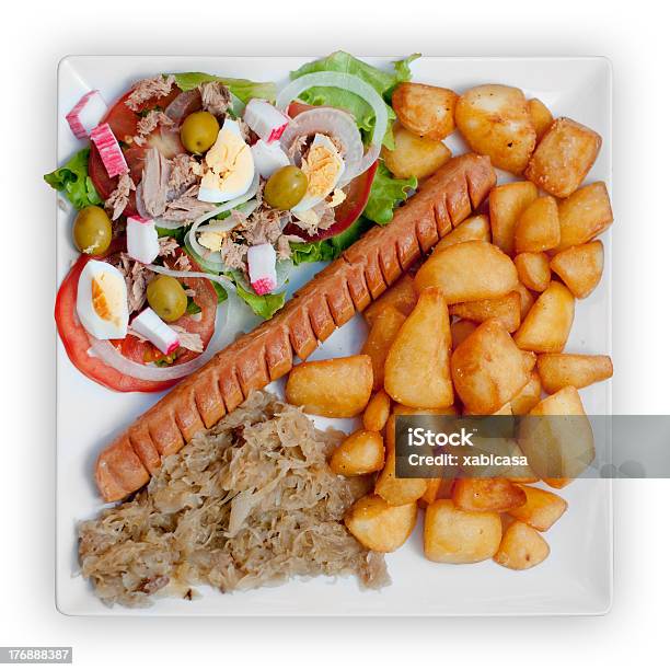 Photo libre de droit de Wratwurst Avec De La Choucroute Salade Et Pommes De Terre banque d'images et plus d'images libres de droit de Knackwurst