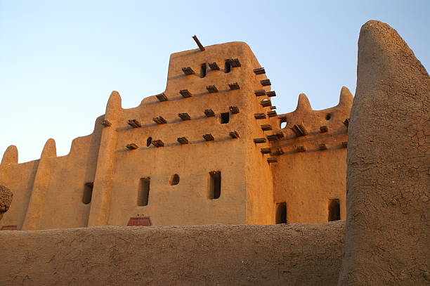 istock Loam mosque in Djenne, Mali 176888561