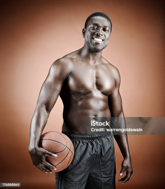 Photo libre de droit de Souriant Joueur De Basketball banque d'images et plus d'images libres de droit de Adulte - Adulte, Afro-américain, Attitude